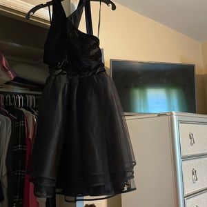 I’m selling a black preteen dress can be use for a prom